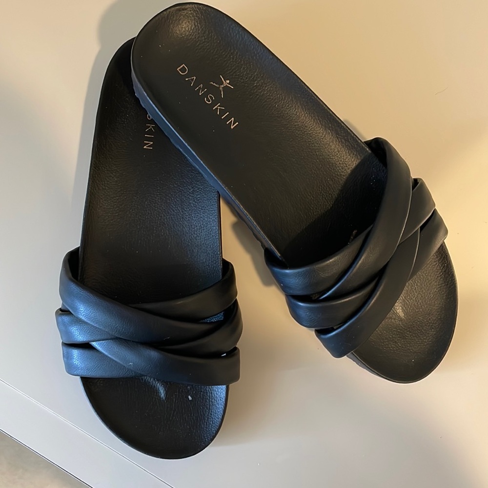 DANSKIN lavish crisscross strap black slides Sz 8 1/2- 9
